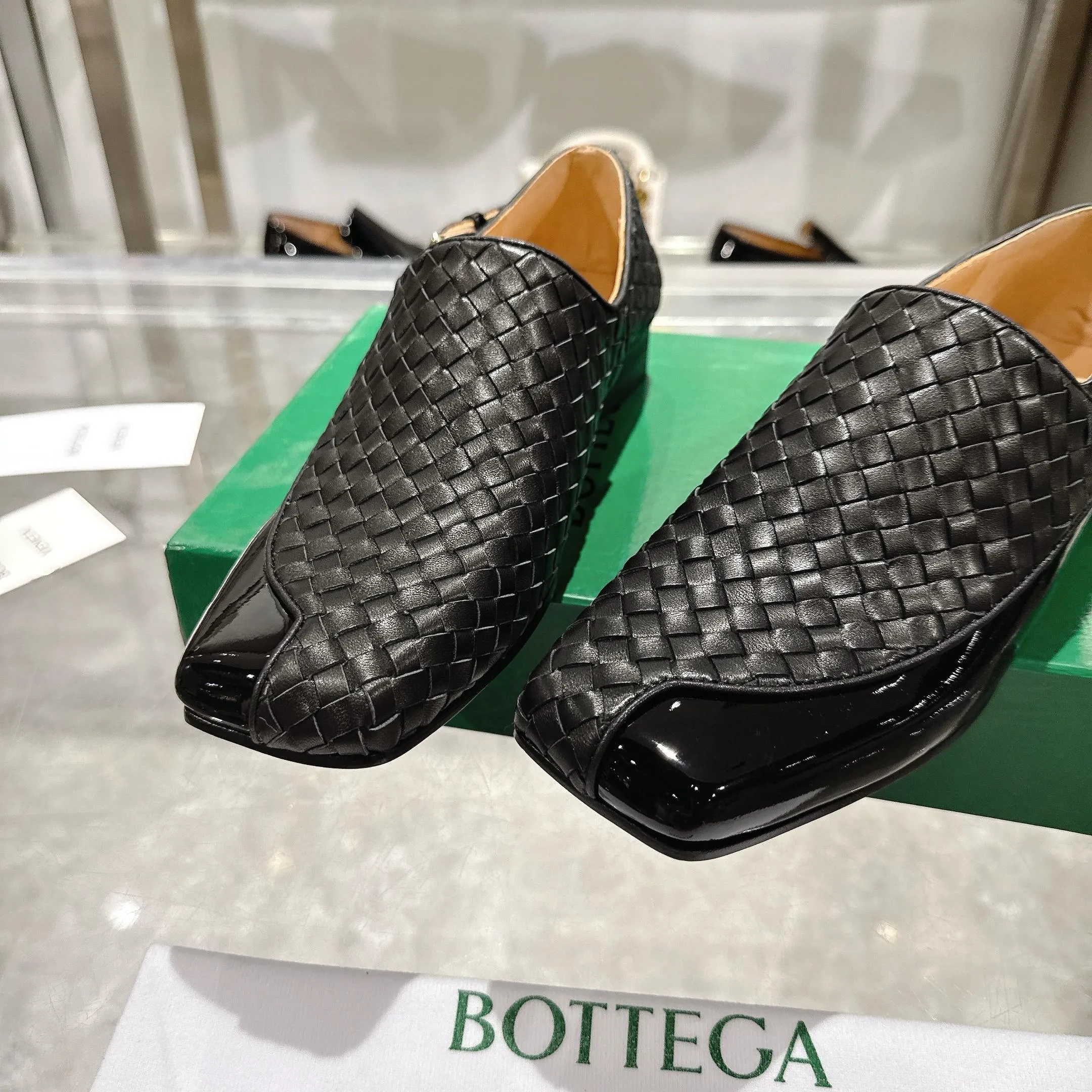[BV] Top P: 860💰 Couple model, Size: Women 35-39, Men 39--44 (Female 40.41. Men 38. 45, non-refundable) Bottega Veneta 2025 Autumn Counter Synchronous Couple Model Bottega Veneta square-toe low-heeled shoes woven from mixed-breed sheep! Patent leather matching! Low-key luxury and solid color! Leather outsole! [Rose][Rose]! Purely hand-woven and operated, the original board is reproduced one-to-one! quality assurance!